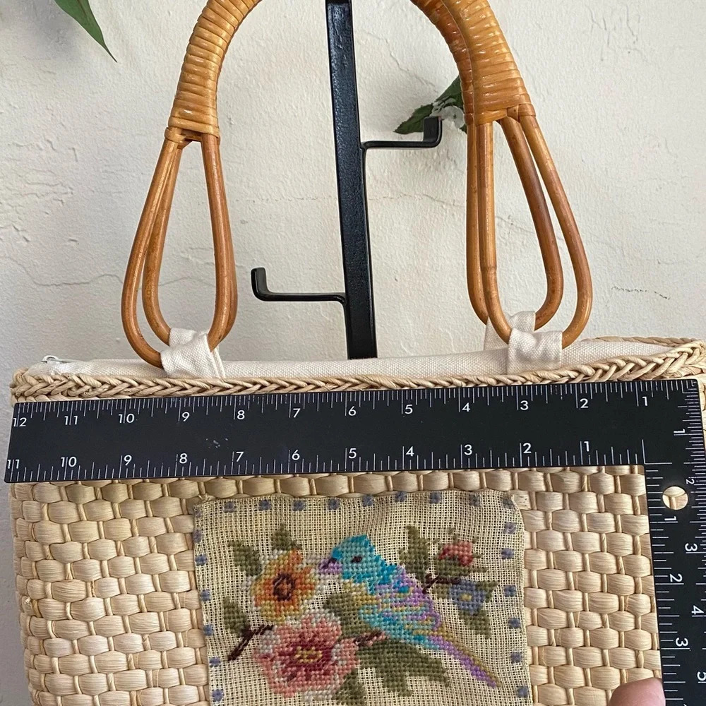 Vintage style woven bag with true vintage needlepoint panel - Picture 4 of 16